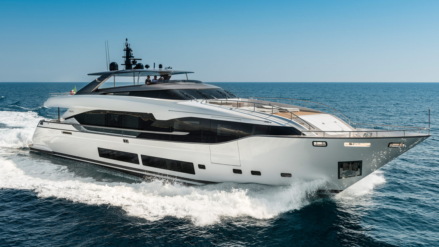 manufacturers of luxury yachts