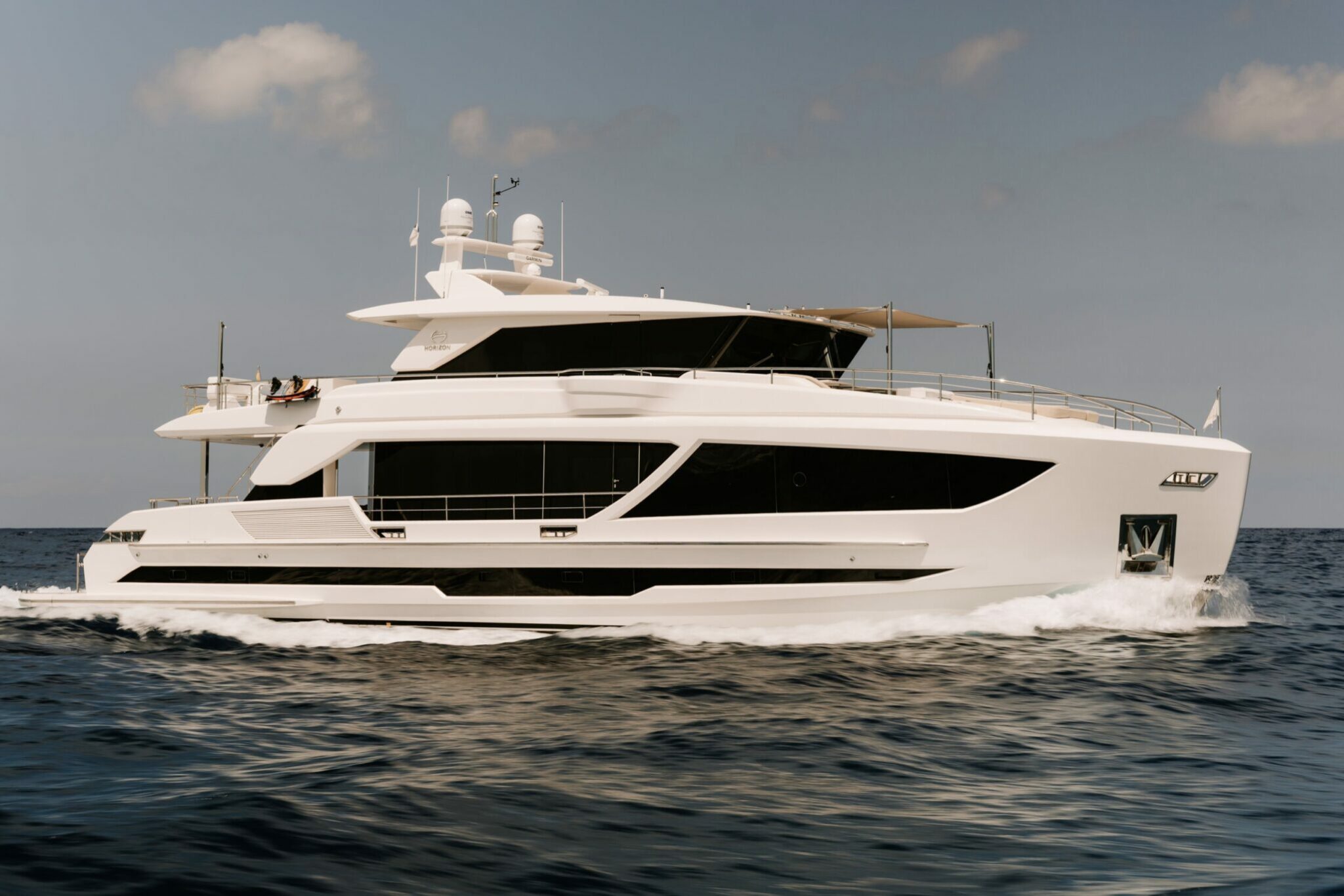 Long Island Yachts Charter for 10 Guests | TWW Yachts